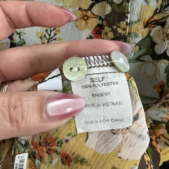 Adeline | Contrast Floral Button-Up Blouse - Picture 6 of 8